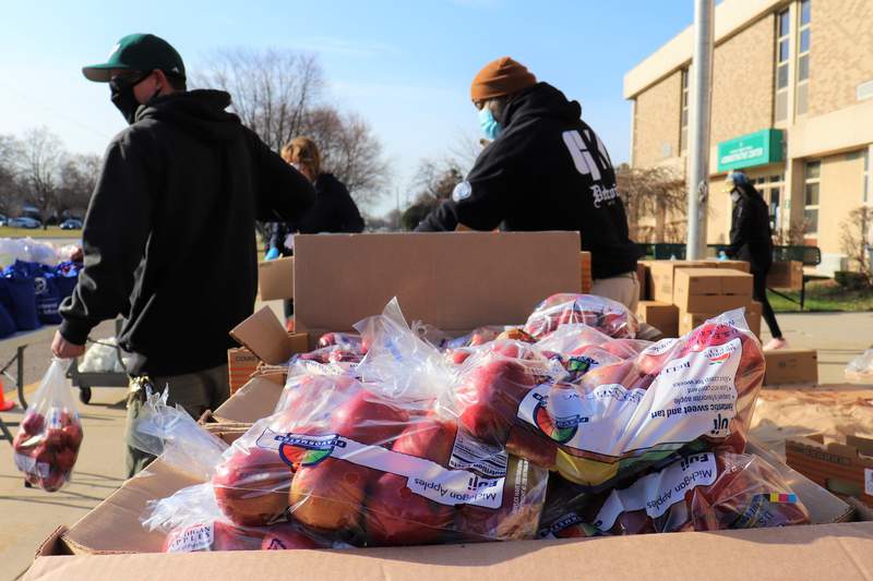 volunteers distributing food.